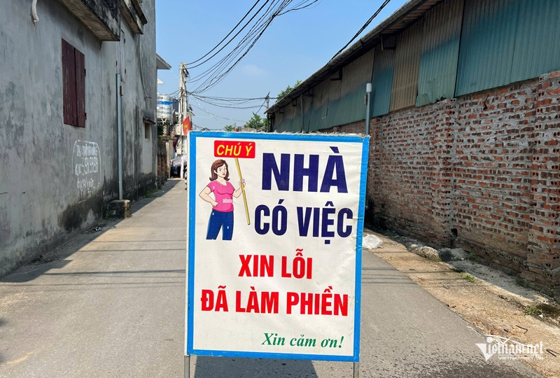 Bị cả xóm tẩy chay vì dựng rạp cưới ngoài ngõ suốt 1 tuần