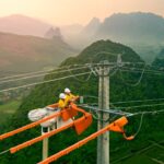 Tổng công ty Điện lực miền Trung 50 năm vươn lên trong gian khó - Ảnh 1.