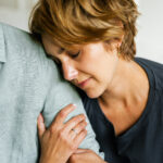 Xem tin bão số 10, chồng mới hiểu vì sao vợ giấu tiền gửi bố mẹ xây nhà