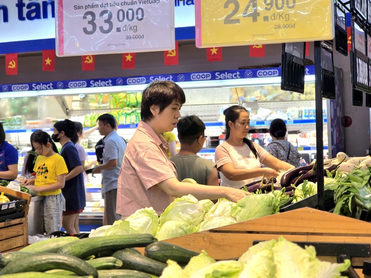 Siêu thị giảm giá 33% thực phẩm thiết yếu, san sẻ cùng người dân chống bão số 10 - Ảnh 1.