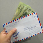 Hàng xóm đưa 3 con đi ăn cỗ cưới, mừng phong bì 300 nghìn gây bức xúc