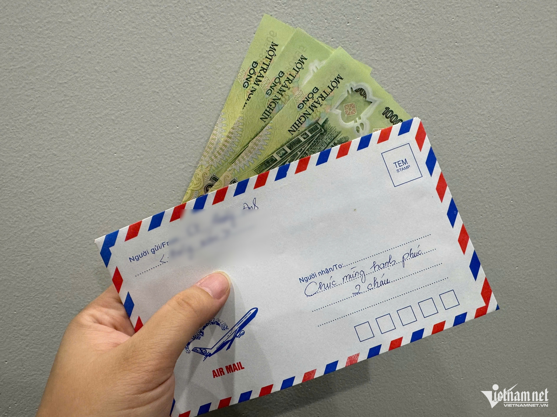 Hàng xóm đưa 3 con đi ăn cỗ cưới, mừng phong bì 300 nghìn gây bức xúc