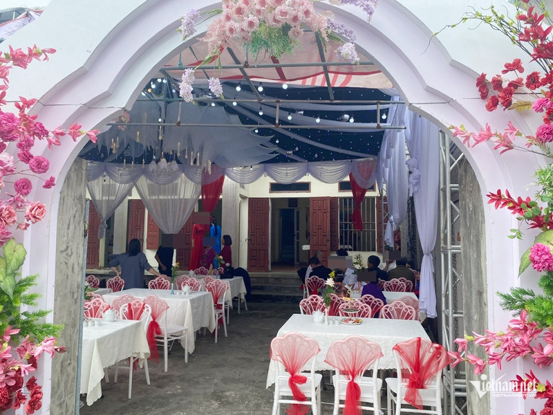 Hàng xóm tay không đi ăn cưới còn vơ vét đồ mang về khiến chủ nhà ‘sôi máu’