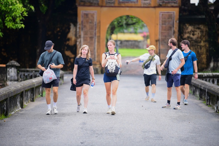 Du lịch toàn cầu dự báo tăng 5% trong năm 2025, Việt Nam là điểm sáng - Ảnh 1.