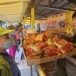 Bánh trung thu đại hạ giá, người tiêu dùng cần lưu ý để tránh hàng kém chất lượng - Ảnh 1.