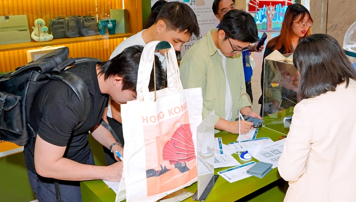 Khách Việt xuất ngoại nhộn nhịp, hãng bay Hong Kong tăng chuyến - Ảnh 1.