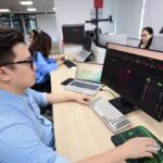 'Đại tiệc' chứng khoán: VN-Index tăng 285 điểm trong ba tháng, cổ phiếu ngân hàng thắng đậm - Ảnh 1.