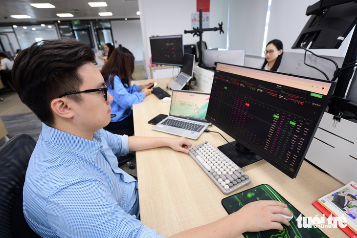 'Đại tiệc' chứng khoán: VN-Index tăng 285 điểm trong ba tháng, cổ phiếu ngân hàng thắng đậm - Ảnh 1.