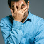 Con trai đau đớn vì phải thuê người hương khói cha mẹ ở quê