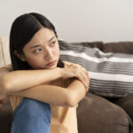 Mẹ mất sớm, bố tù tội, cô gái bật khóc khi nghe mẹ bạn trai nói một câu