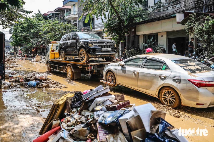 Bảo hiểm ước bồi thường hơn 1.670 tỉ cho khách hàng bị thiệt hại do bão số 10 và 11 - Ảnh 1.
