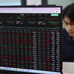 Chứng khoán Mỹ 'nhuộm đỏ' vì căng thẳng Mỹ - Trung, VN-Index được dự báo ra sao? - Ảnh 1.