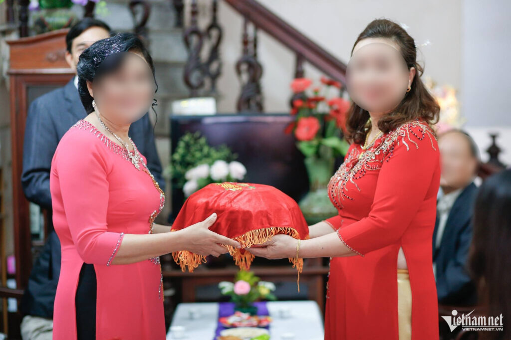 Nghe thông gia nghèo nói về sính lễ, mẹ chú rể bật khóc giữa cuộc gọi