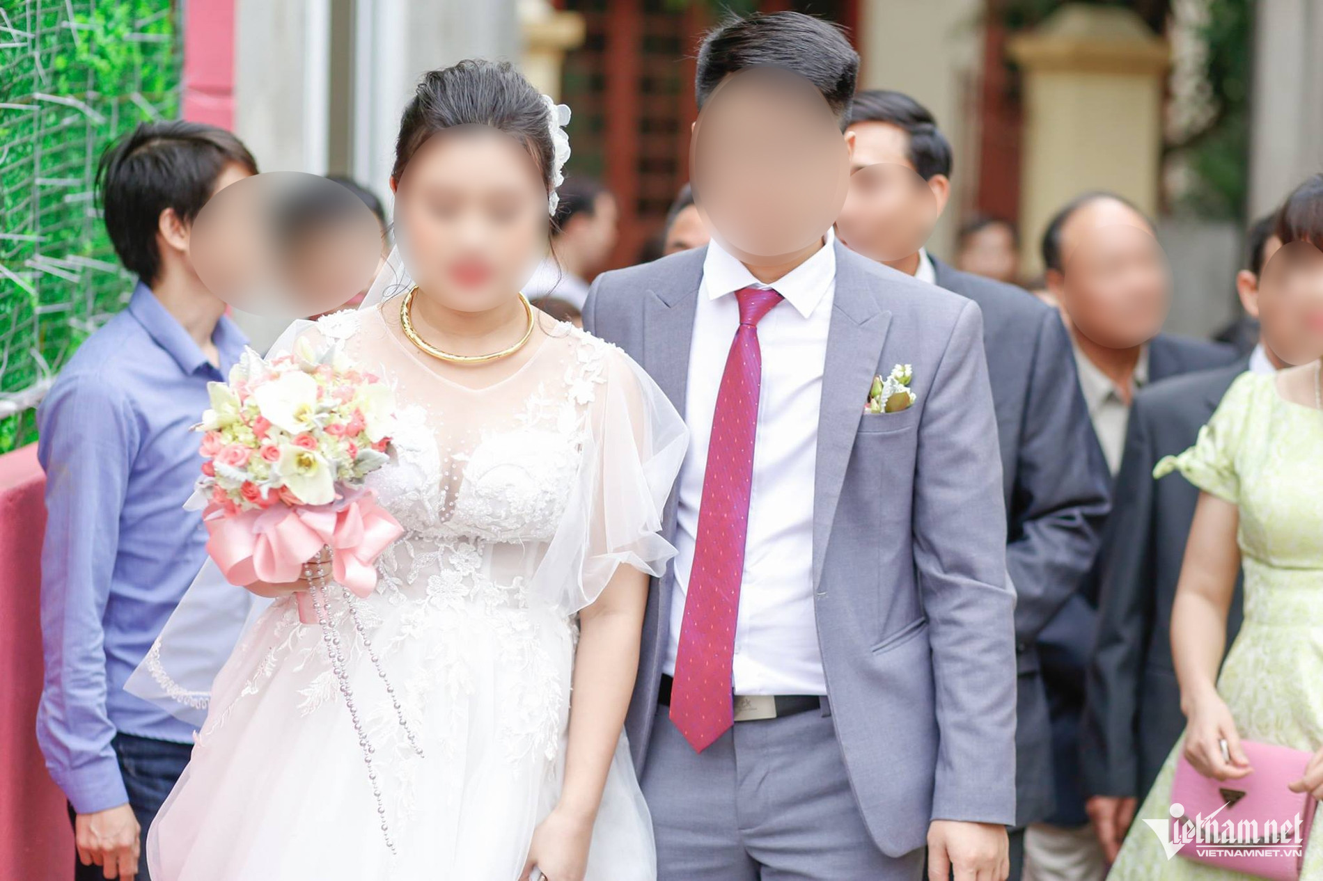 Thầy bói khuyên rước dâu nửa đêm, thông gia nghèo nói khiến nhà trai bừng tỉnh