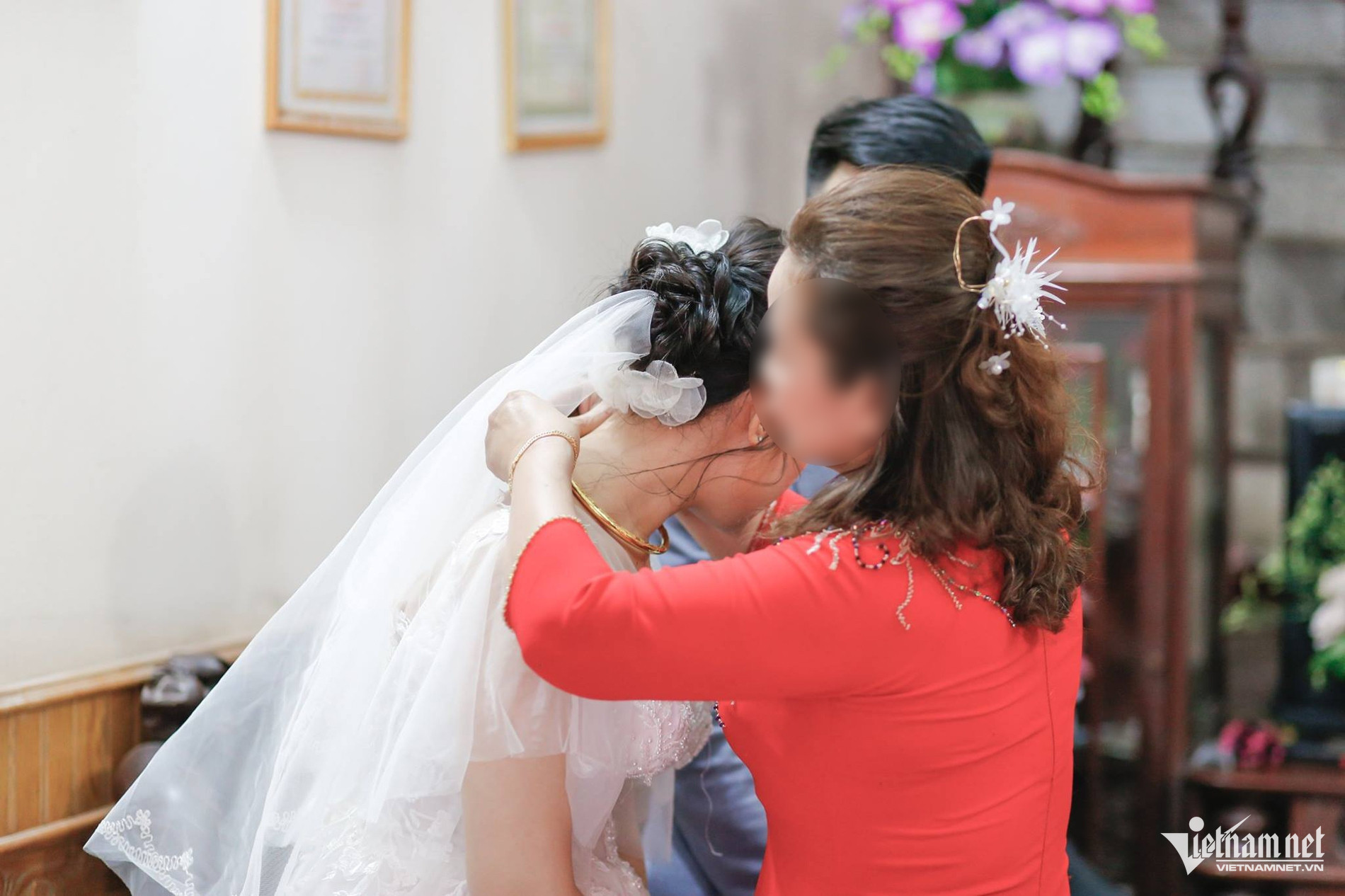 Nhà trai muốn bỏ phần trao vàng cưới, xúc động trước câu nói của thông gia